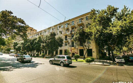 4 Room Old Apartment for Sale in Baku