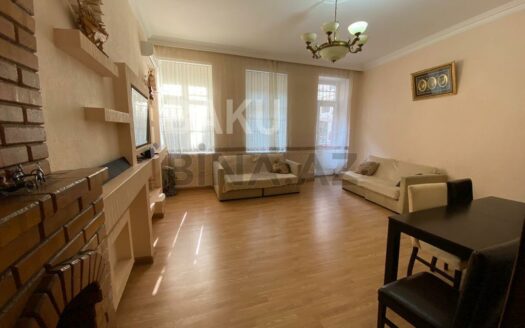 3 Room Old Apartment for Sale in Baku