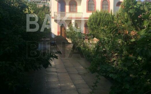 9 Room House / Villa for Sale in Baku