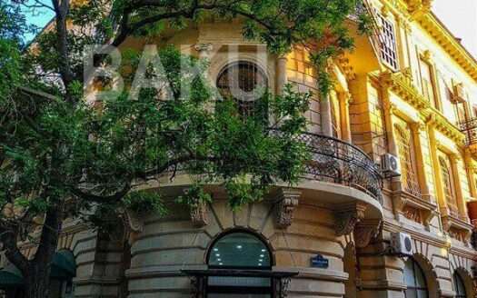 4 Room Old Apartment for Sale in Baku