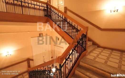 4 Room Old Apartment for Sale in Baku