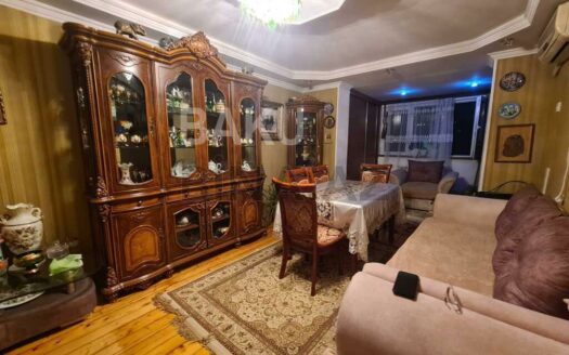 3 Room Old Apartment for Sale in Baku