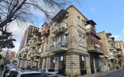 5-Room Old Apartment for Sale in Baku