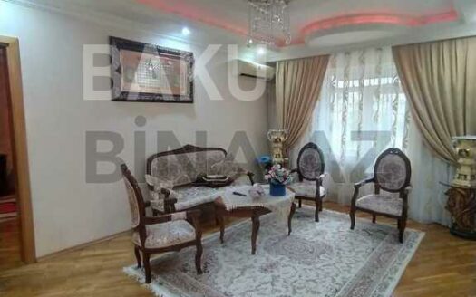 5-Room Old Apartment for Sale in Baku