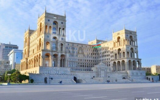 3 Room Old Apartment for Sale in Baku