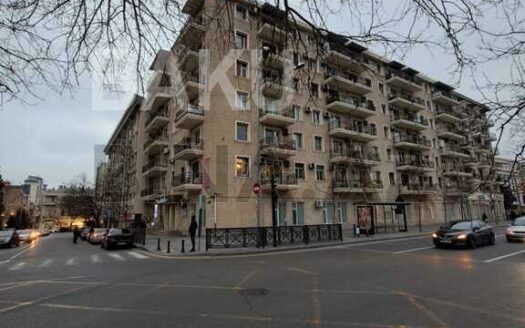 3 Room Old Apartment for Sale in Baku