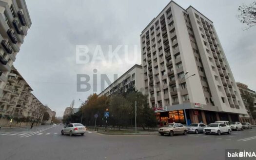 4 Room Old Apartment for Sale in Baku