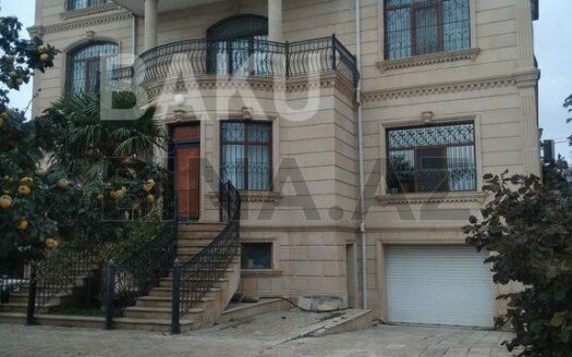 12-Room House / Villa for Sale in Baku