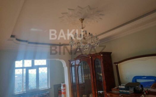 4 Room Old Apartment for Sale in Baku