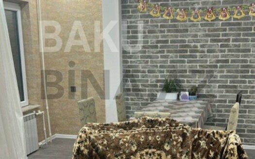 4 Room Old Apartment for Sale in Baku