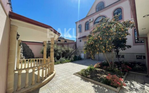 8 Room House / Villa for Sale in Baku