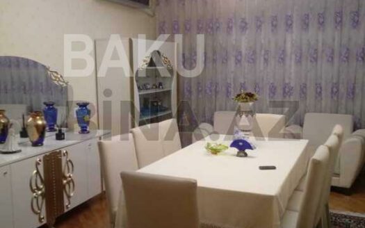 4 Room Old Apartment for Sale in Baku