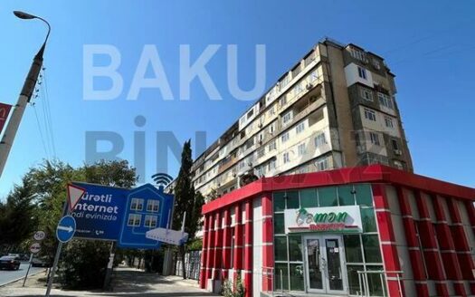 4 Room Old Apartment for Sale in Baku