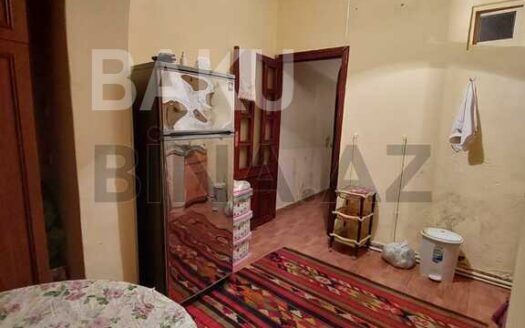 2 Rooms Old Apartment for Sale in Baku