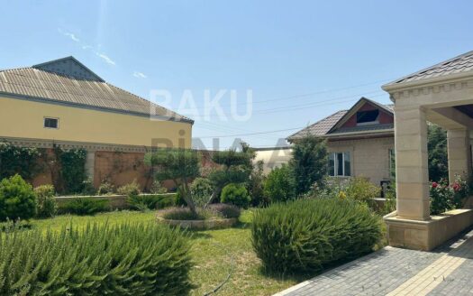 6 Room House / Villa for Sale in Baku