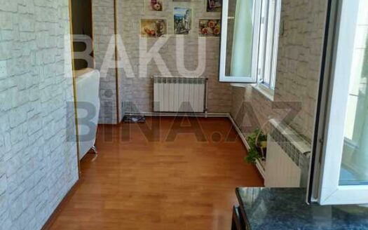 3 Room Old Apartment for Sale in Baku