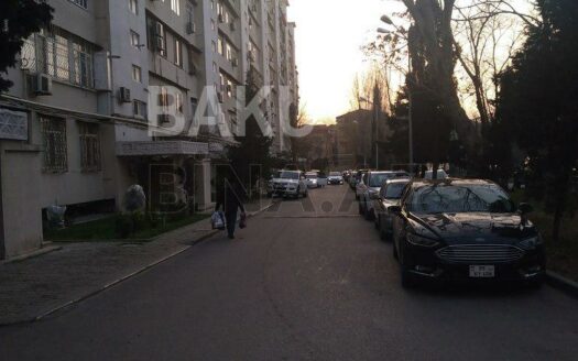 3 Room Old Apartment for Sale in Baku