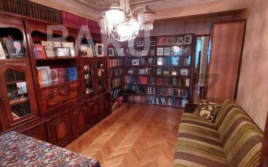 4 Room Old Apartment for Sale in Baku