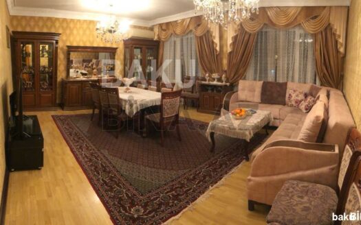 5-Room Old Apartment for Sale in Baku