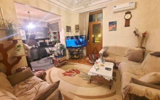 3 Room Old Apartment for Sale in Baku