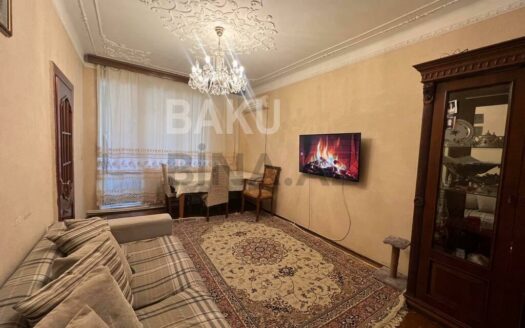 3 Room Old Apartment for Sale in Baku