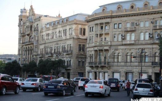 4 Room Old Apartment for Sale in Baku