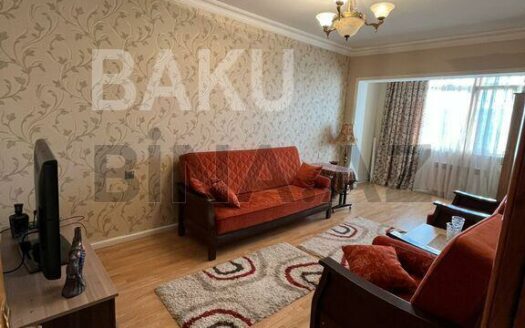 3 Room Old Apartment for Sale in Baku