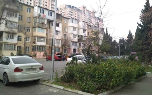 3 Room Old Apartment for Sale in Baku