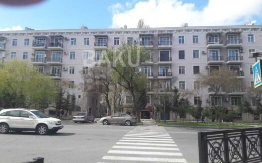 2 Rooms Old Apartment for Sale in Baku