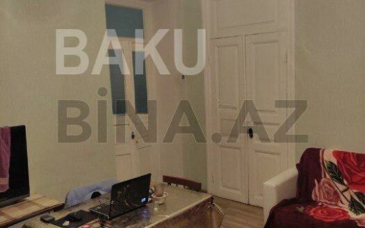 3 Room Old Apartment for Sale in Baku