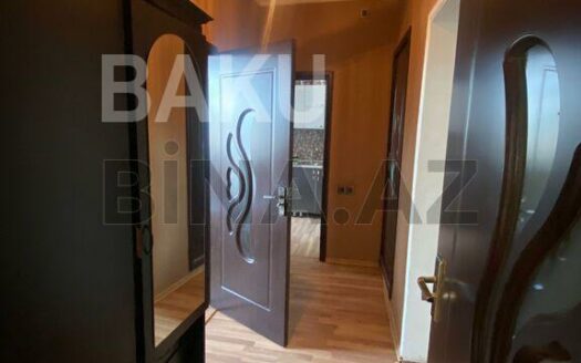 3 Room Old Apartment for Sale in Baku