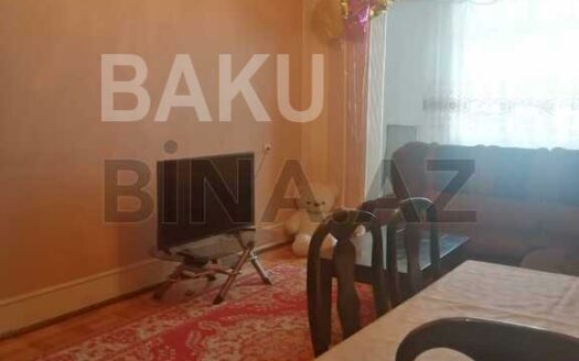 4 Room Old Apartment for Sale in Baku