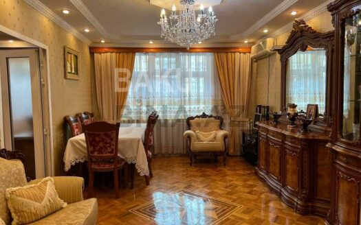 4 Room Old Apartment for Sale in Baku