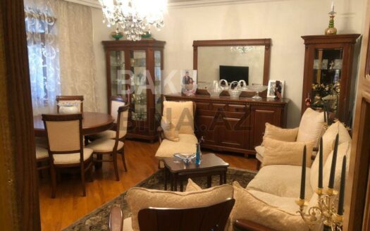 4 Room Old Apartment for Sale in Baku