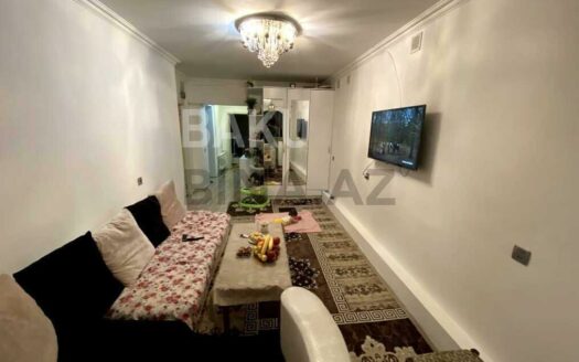 3 Room Old Apartment for Sale in Baku