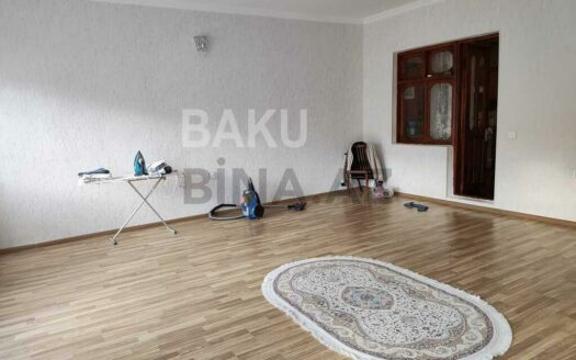 3 Room Old Apartment for Sale in Baku