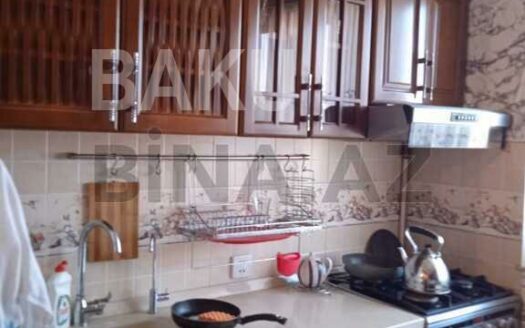 5-Room Old Apartment for Sale in Baku