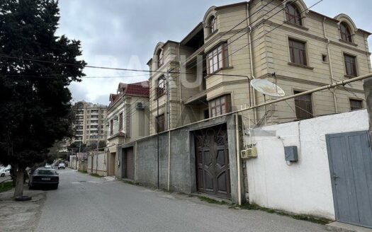 7 Room House / Villa for Sale in Baku