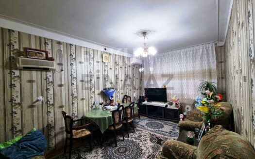 4 Room Old Apartment for Sale in Baku