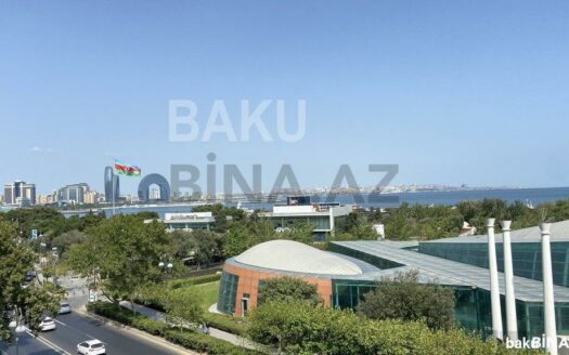 5-Room Old Apartment for Sale in Baku