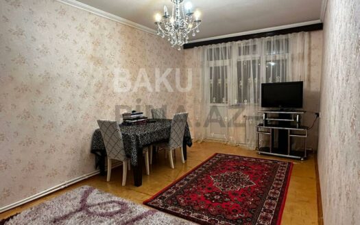 5-Room Old Apartment for Sale in Baku