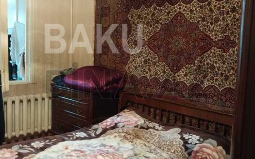 4 Room Old Apartment for Sale in Baku