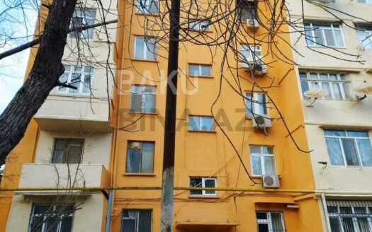 3 Room Old Apartment for Sale in Baku