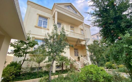 11-Room House / Villa for Sale in Baku