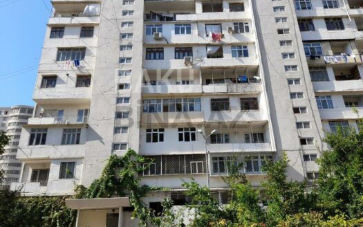 3 Room Old Apartment for Sale in Baku