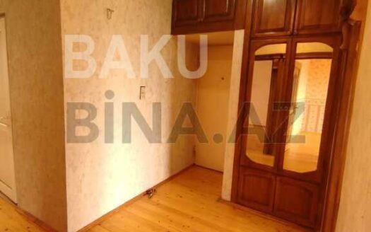 3 Room Old Apartment for Sale in Baku