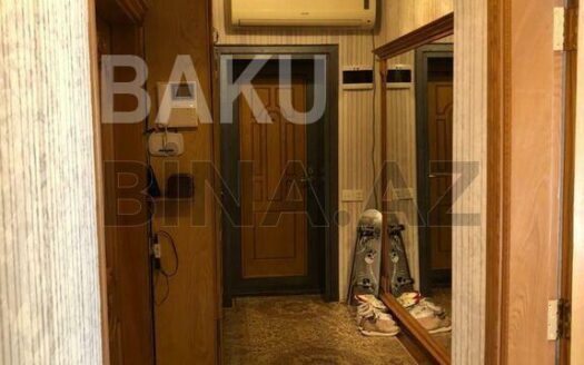 4 Room Old Apartment for Sale in Baku