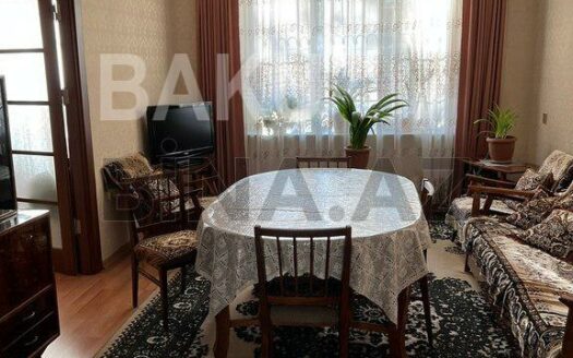 4 Room Old Apartment for Sale in Baku