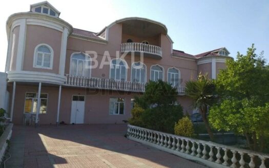 16-Room House / Villa for Sale in Baku