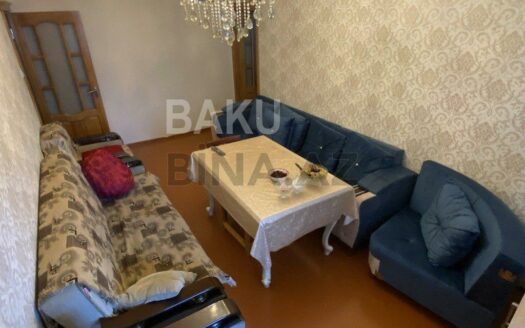 5-Room Old Apartment for Sale in Baku